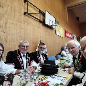 Die Ehrendelegation für unseren Ehrenveteranen